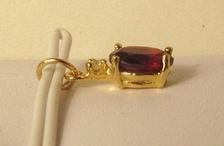 Ciondolo in oro giallo 14 carati granato sintetico 6 5X4 5 mm