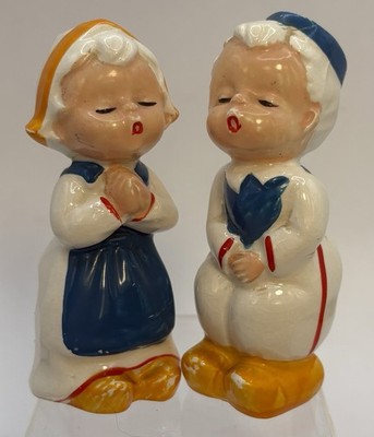 Kissing Dutch Boy Girl Salt & Pepper Shaker 3.5'' VTG Ceramic Granny Chic Kitchen