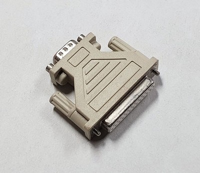 DB9 auf DB25-Adapter, speziell eine DB9-Buchse (weiblich) auf einen DB25-Stecker