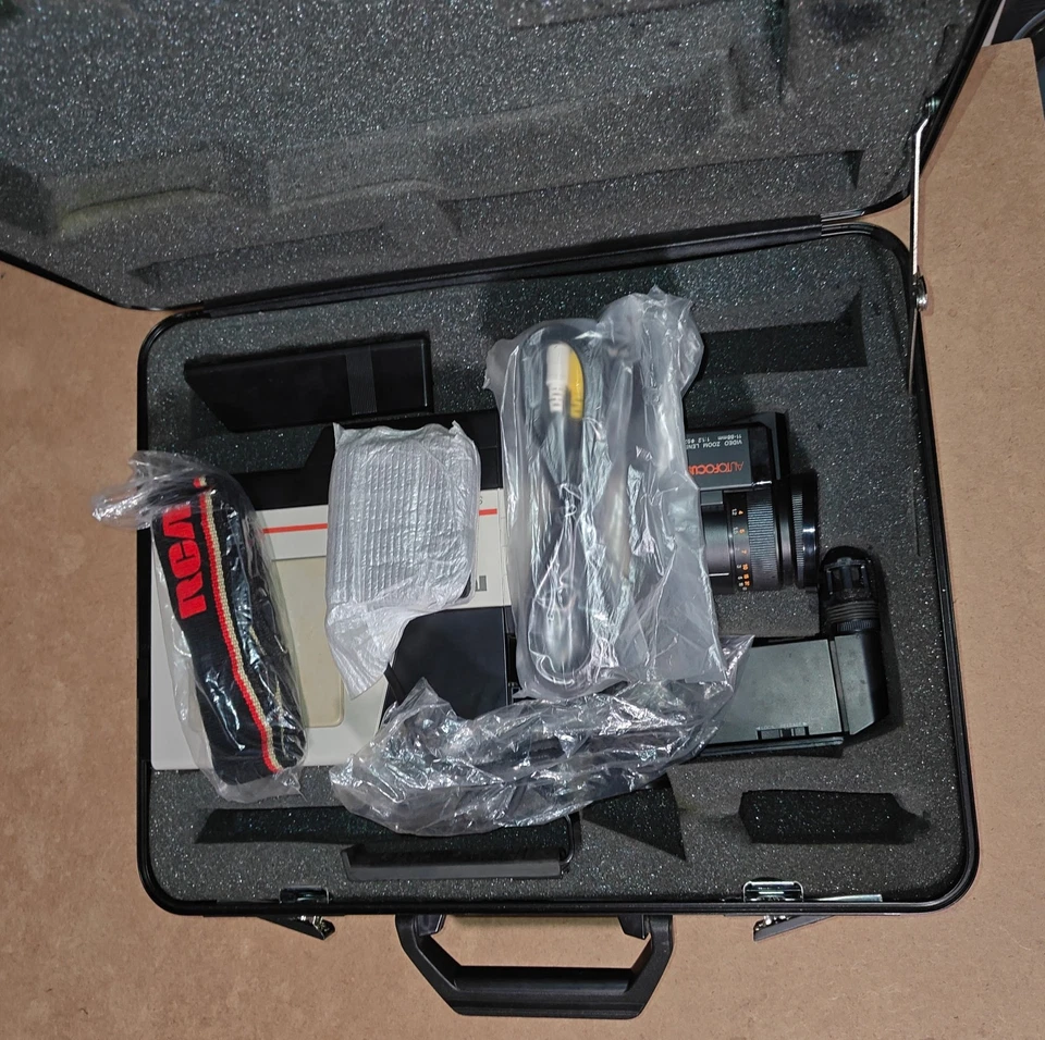 Filmadora RCA CC300 Pro Wonder foco automático HQ VHS com estojo e acessórios não testados - Imagem 4 de 4