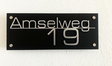 Hausnummer T&uuml;rschild mit Namen Stra&szlig;e Acryl 3D Gravur matt schwarz + silber