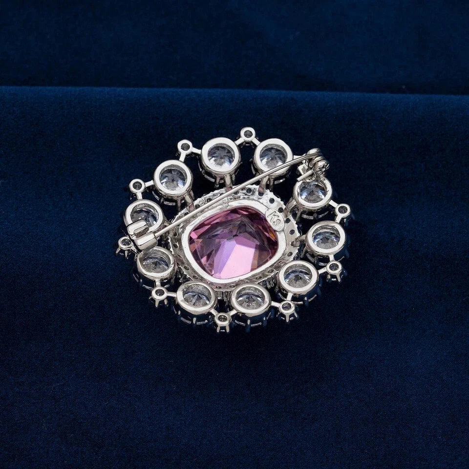 Broche prendedor de turmalina creada en laboratorio corte cojín de 3 quilates acabado oro blanco de 14 quilates Foto 4 de 4