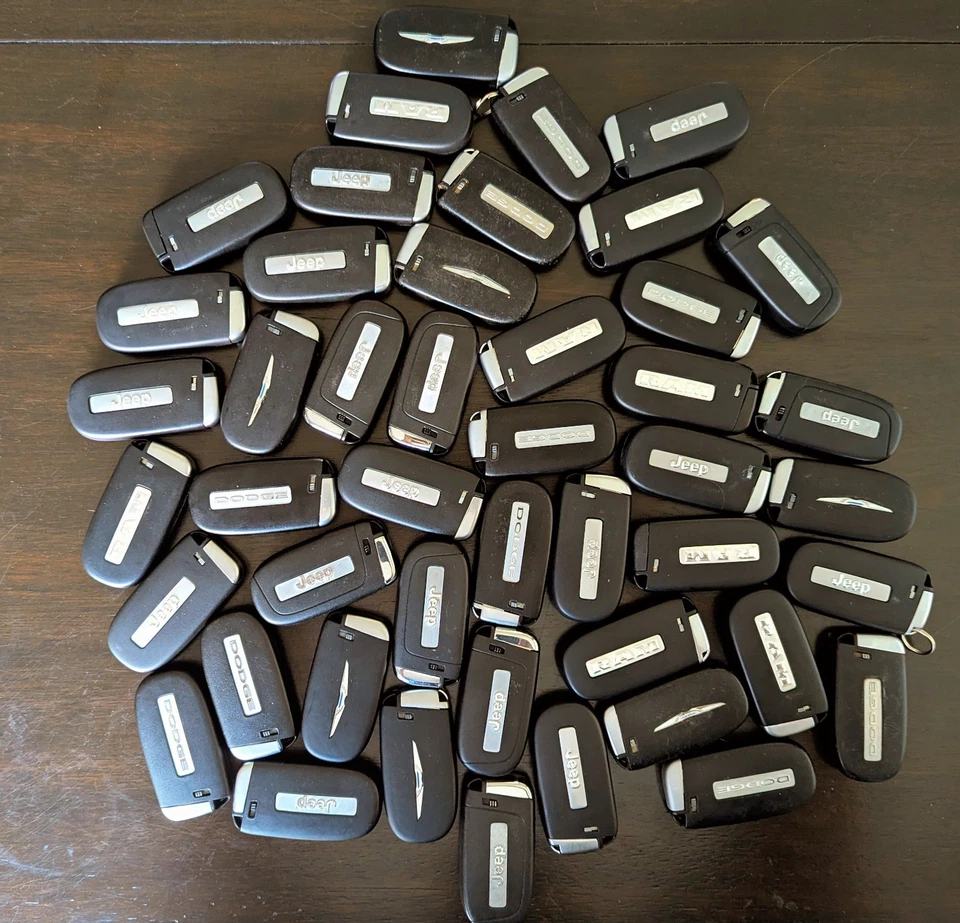 Lote de llaves Dodge, Chrysler y Jeep usadas mixtas con insertos nuevos. Foto 2 de 2