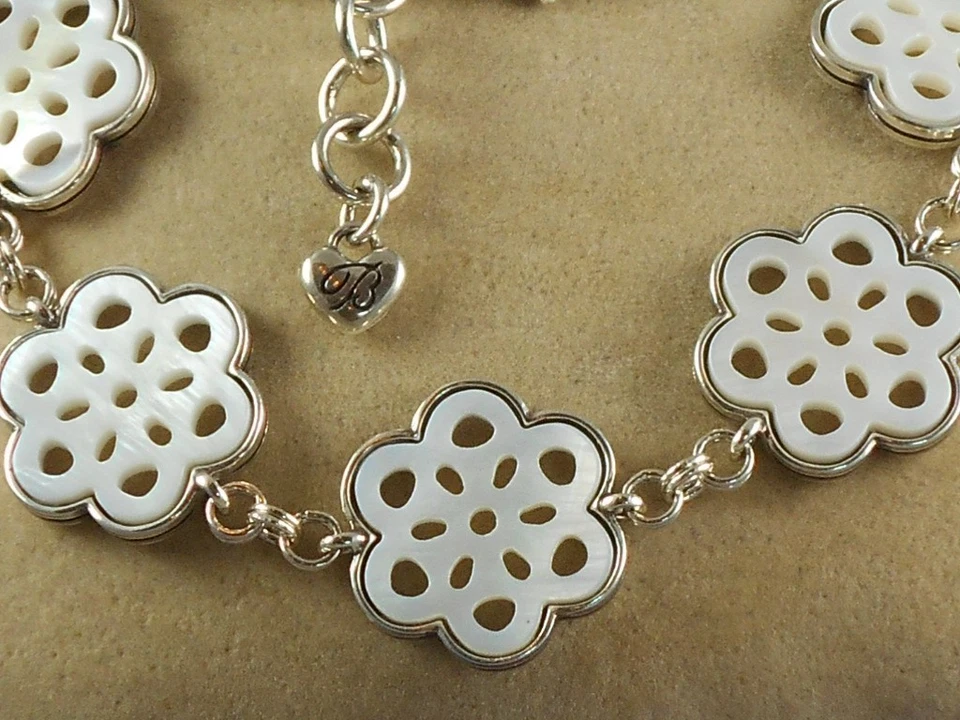 Brazalete flexible Brighton plateado LA JOLLA madreperla concha encaje $148 Foto 2 de 2