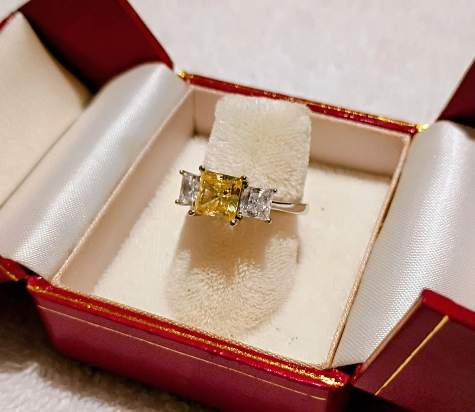 Anel feminino de ouro branco 14kt corte princesa citrino amarelo e branco CZ tamanho 6 - Imagem 3 de 4