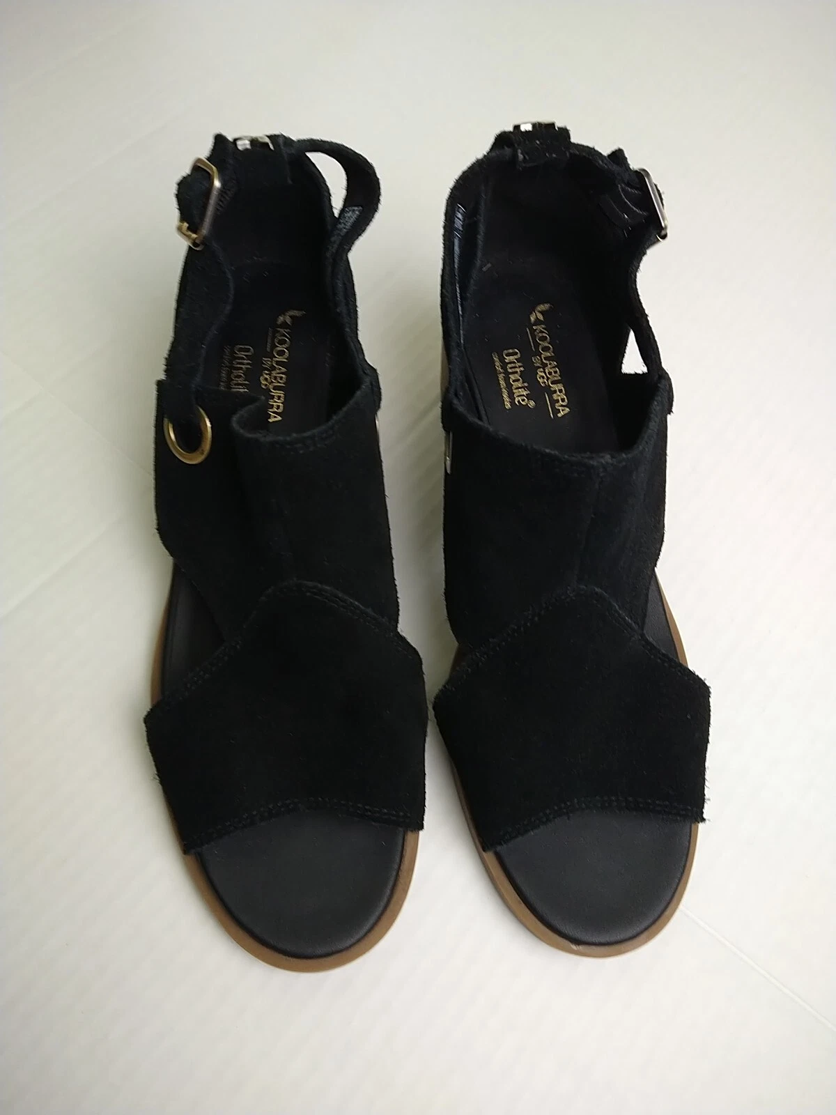 Ugg donna 7 sandali neri Kookaburra Ortholite scamosciati taglio a blocco