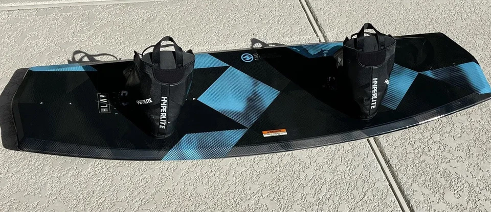 Paquete de wakeboard HYPERLITE 140 State con botas y fijaciones azul negro Foto 2 de 4