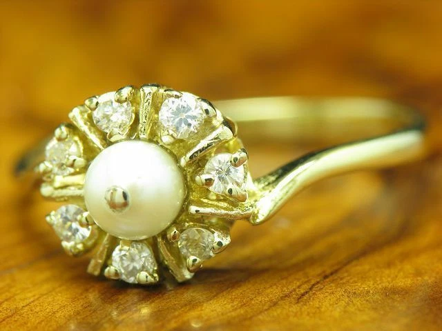 Anello In Oro 8Kt 333 Con Perle Akoya E Decorazione In Zirconia / RG 55 / 2,1G - Immagine 2 di 4