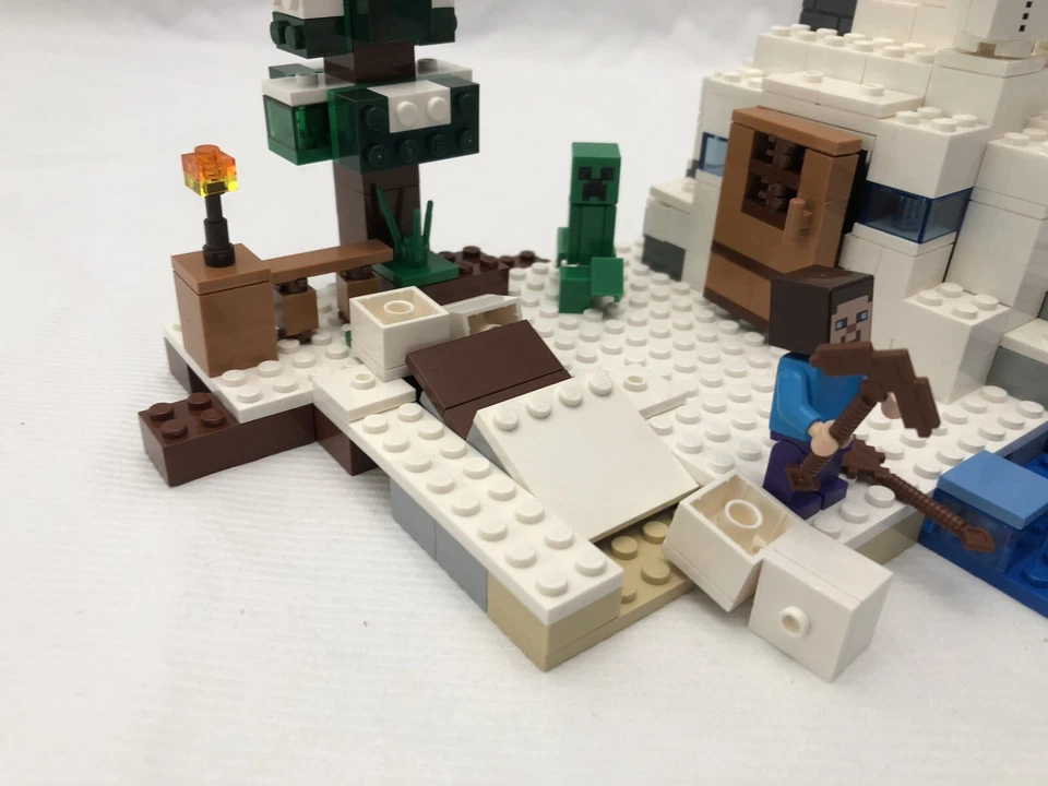 Lego Minecraft: The Snow Hideout 21120 Complete - Image 4 of 4