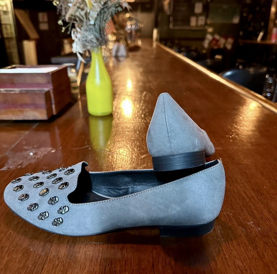 Rock and Republic Gris Gamuza y Metal Plateado Tachuelas Calaveras Planas Para Mujer EE. UU. 6 NUEVO SIN ETIQUETAS Foto 3 de 4