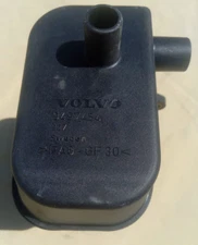 New Genuine Volvo S80 Engine Oil Trap Box PCV Valve 1999-2005 6 cyl 9497454