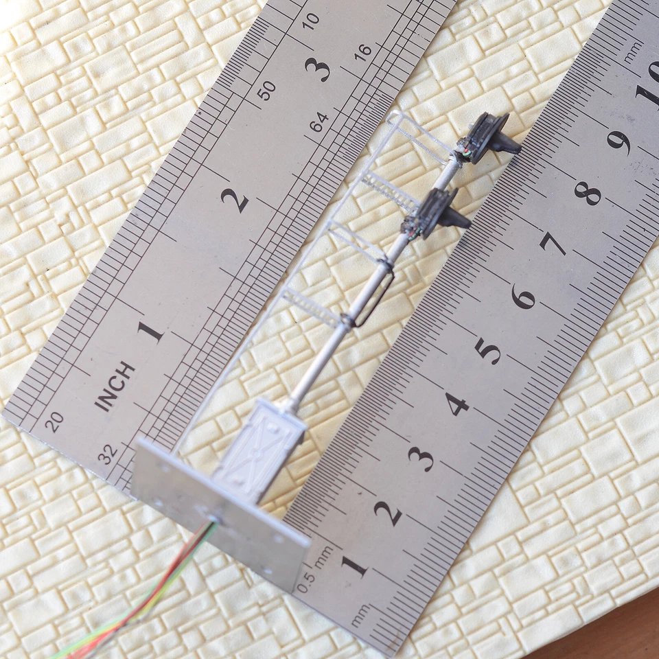 1 x HO scale model railroad 3-colors searchlight signal metal cabinet 2 head #11 - Image 3 of 4