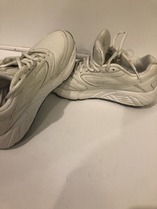 brooks slip resistant shoes