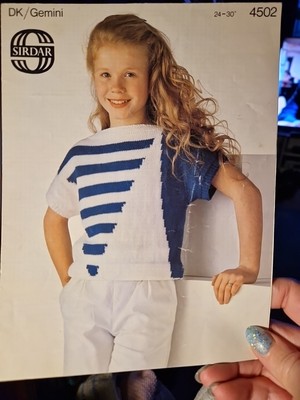Sirdar Strickanleitung 4502 DK 24-30'' Pullover Zwillinge Kind 