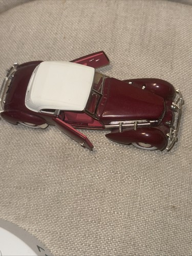 Signature Models 1937 CORD 812 SUPERCHARGED Diecast Car Red White - Picture 6 of 8