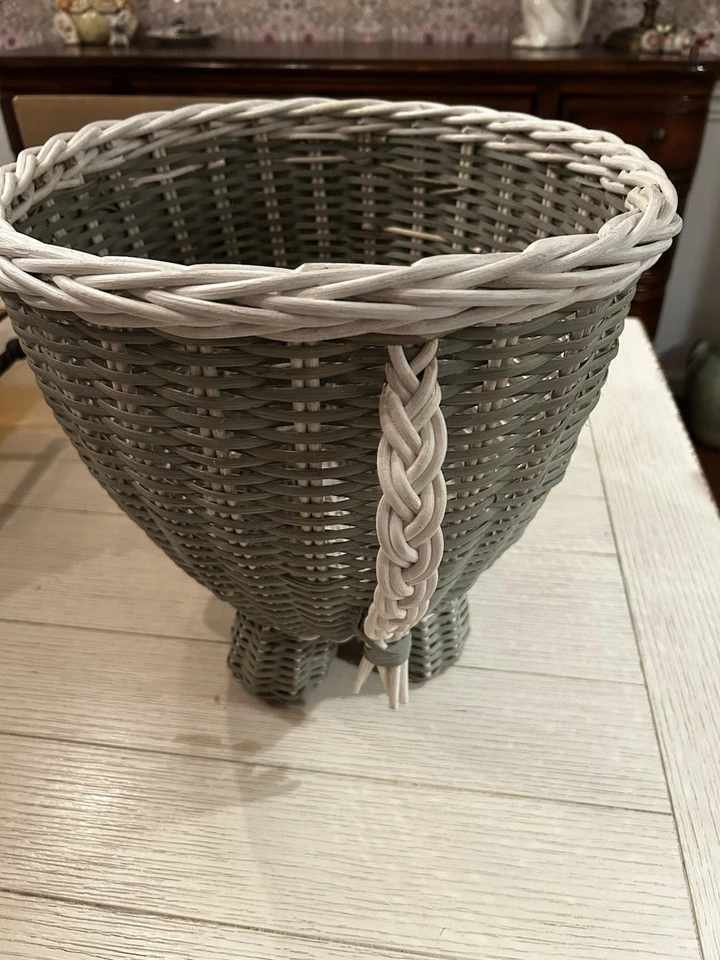 Cesta de elefante gris de mimbre Pottery Barn Foto 4 de 4