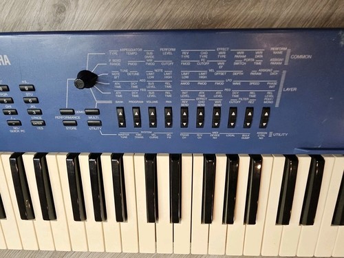 YAMAHA CS1X Synthesizer with manual - Picture 9 of 12