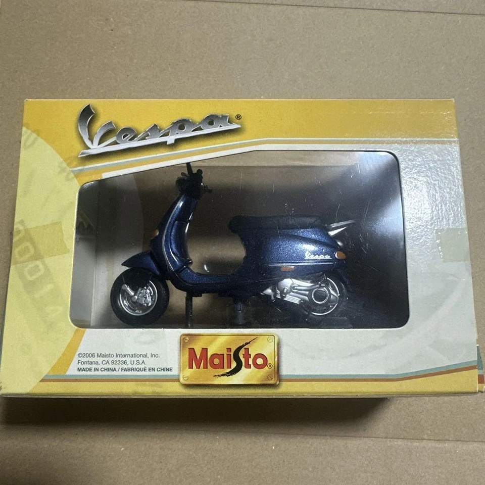 Maisto Vespa Et4 125 1996 Diecast Model Scooter 1/18 Scale Replica Collectible - Image 3 of 4