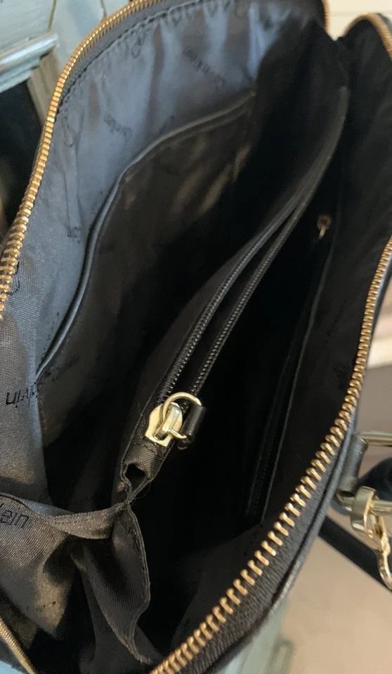 Bolso de mano Calvin Klein acolchado negro.  Foto 4 de 4