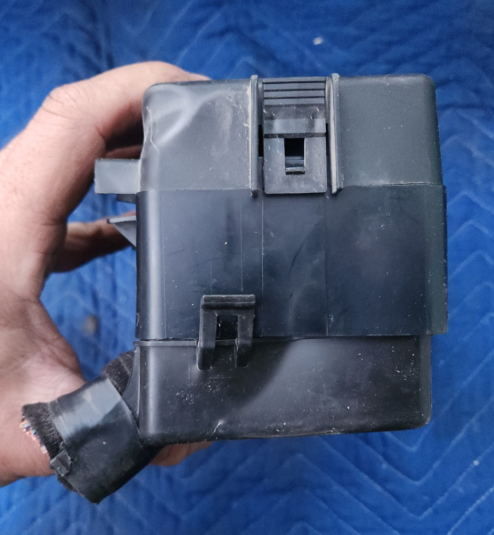 14 15 16 17 Maserati Quattroporte S Rear Trunk OEM Fuse Junction Box Block NOTES