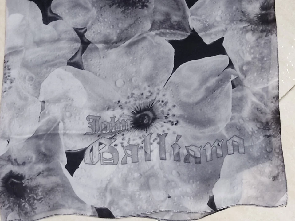Elegante Bufanda Mantón JOHN GALLIANO Floral Gris Negro Marfil 100% Seda Suave 25"x 68" Foto 3 de 4