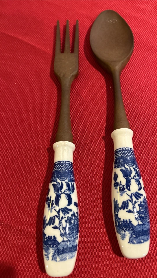 Servir ensalada con mango de cerámica de sauce azul. Material vintage. Foto 2 de 4