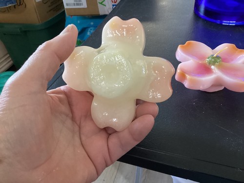 Lot of 2 Flower Shaped Candles - Picture 4 of 6