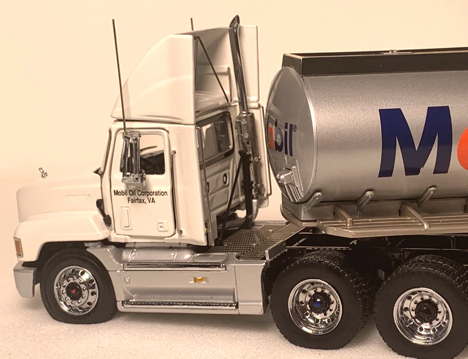 Franklin Mint Mobil Mack truck & Fuel tanker trailer scale 1:43 Inventory# 3525 - Image 3 of 4