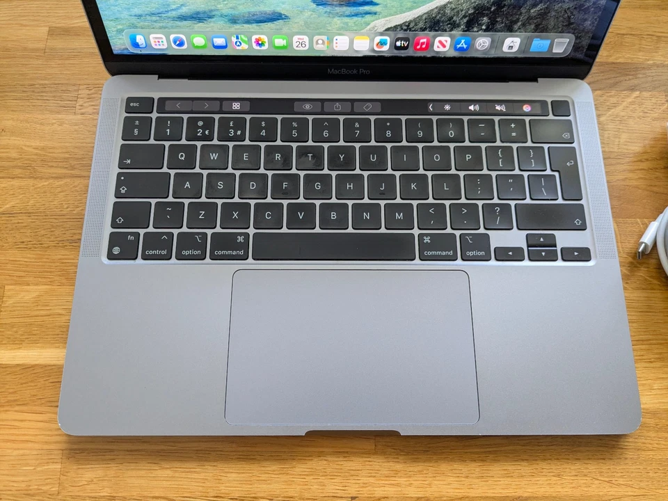 Apple MacBook Pro 13 A2338 2022 M2 3,2GHz 8GB 256GB Tahoe 26,1 OS Grau R93 LESEN! - Bild 2 von 4