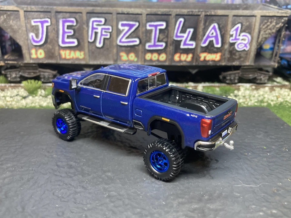 Camión GMC Sierra 2500 HD 2022 elevado 4x4 1/64 diecast personalizado Duramax Greenlight Foto 4 de 4
