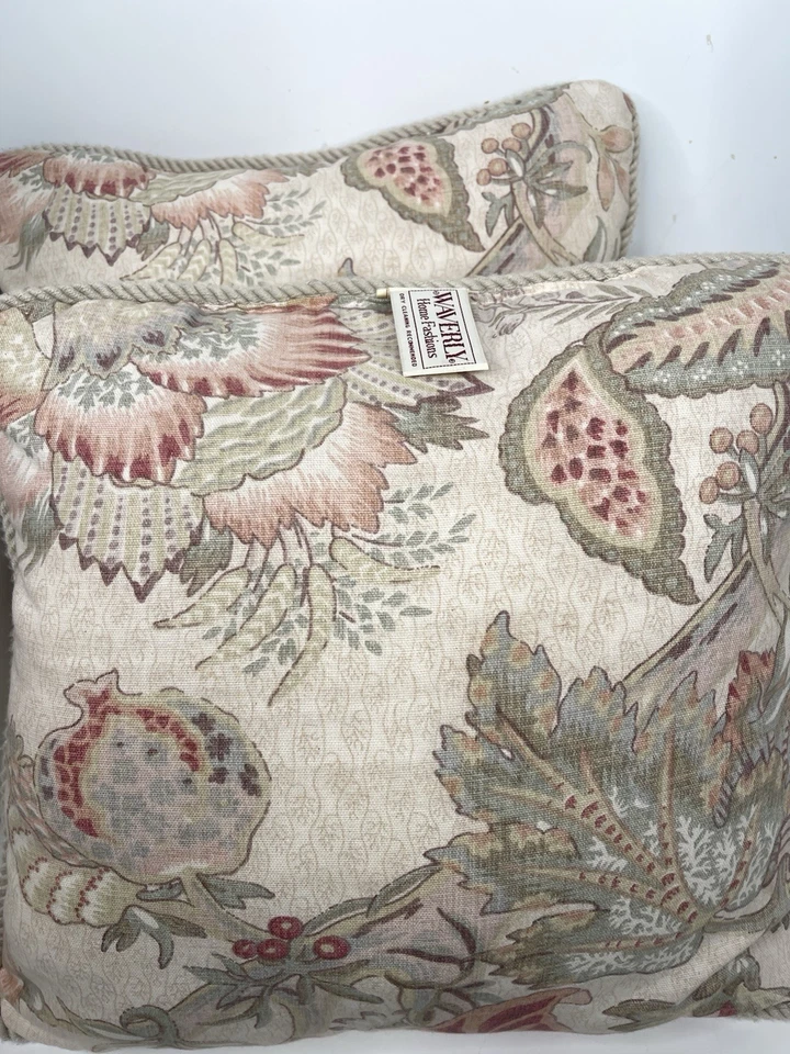 "Almohada reversible floral de colección Waverly Home Fashions 16"" x 15"" rojo tostado" Foto 4 de 4