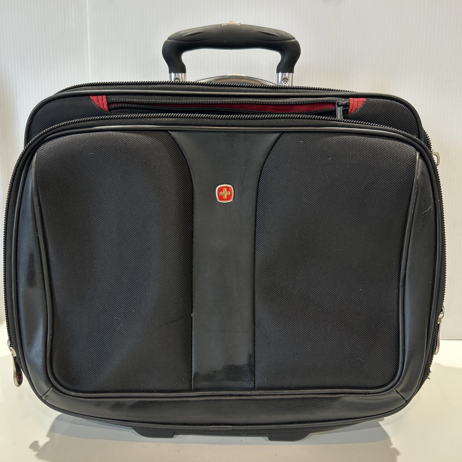 Swiss Gear Wenger Patriot Business Rolling Crew Luggage Carr