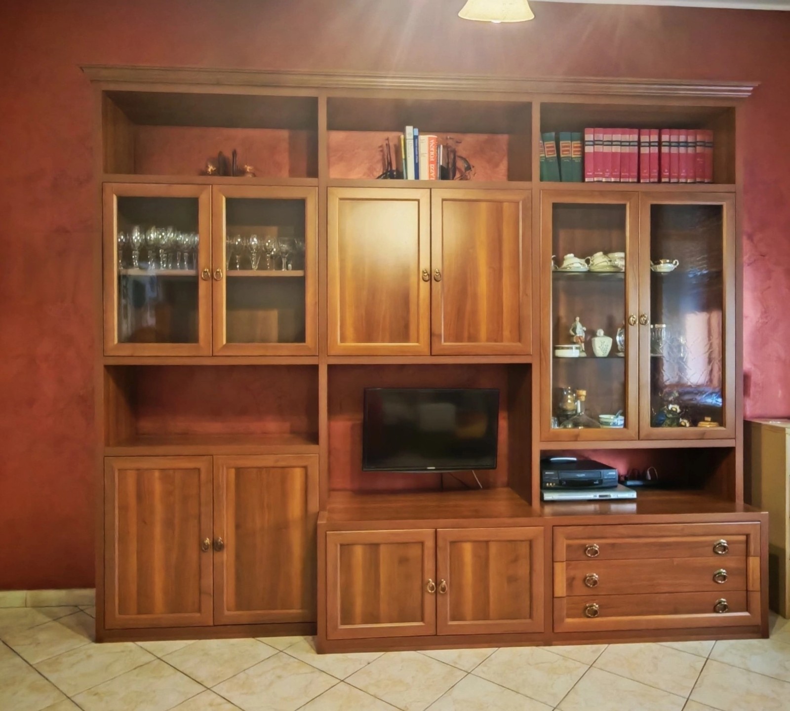 Splendida Parete Attrezzata in Legno + Tavolino Coordinato in REGALO!