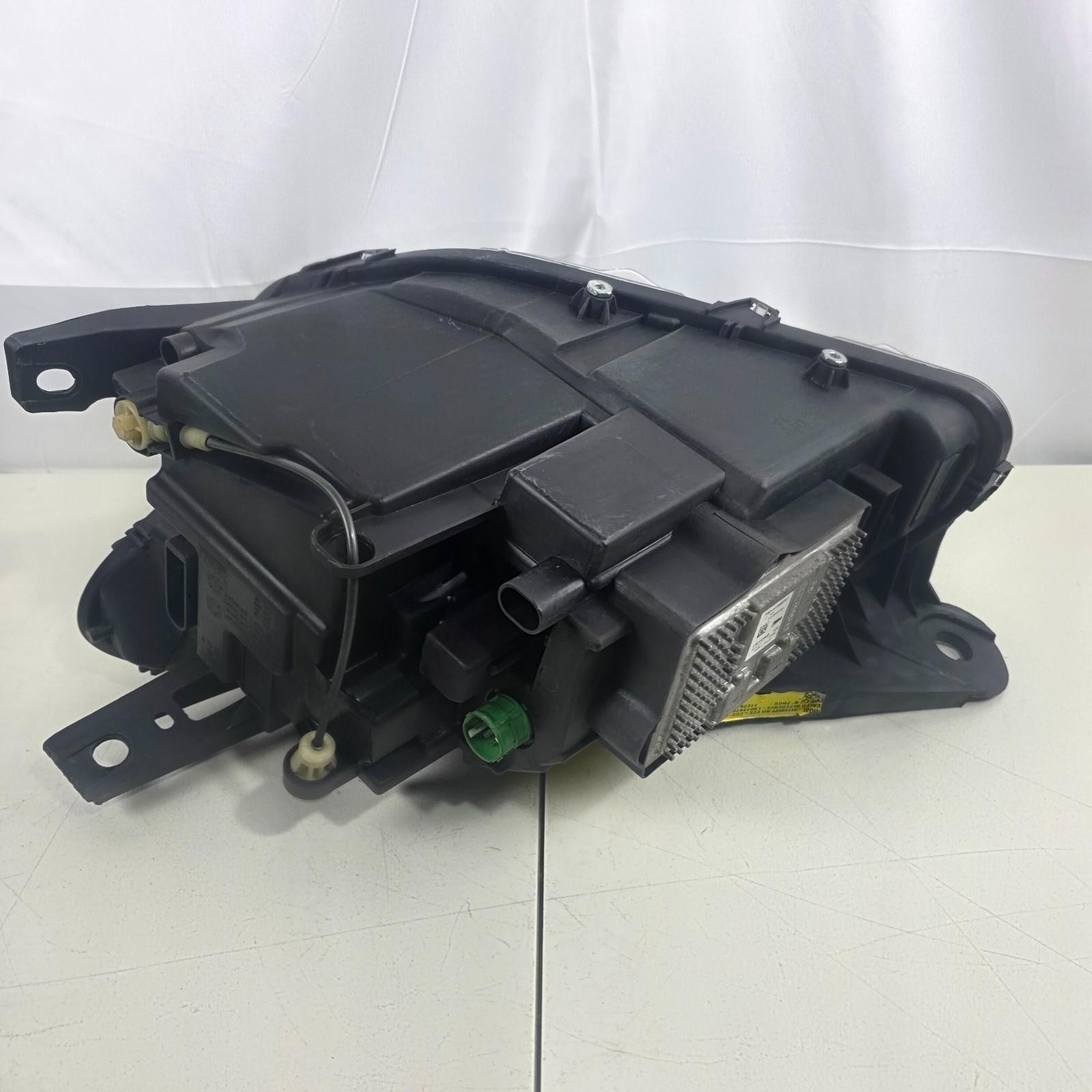 Maserati Quattroporte Right Headlight P/N 670100614