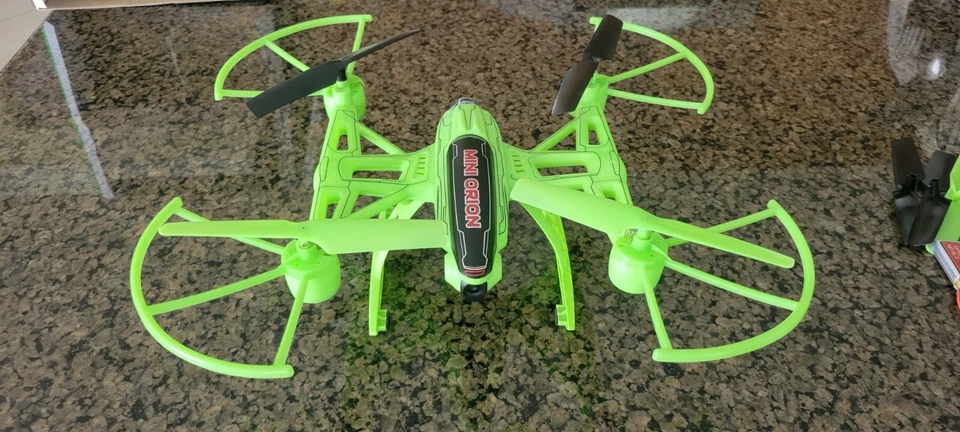 World Tech Elite Glow in the Dark mini Orion Canmera Drone RC quadcopter - Image 3 of 4