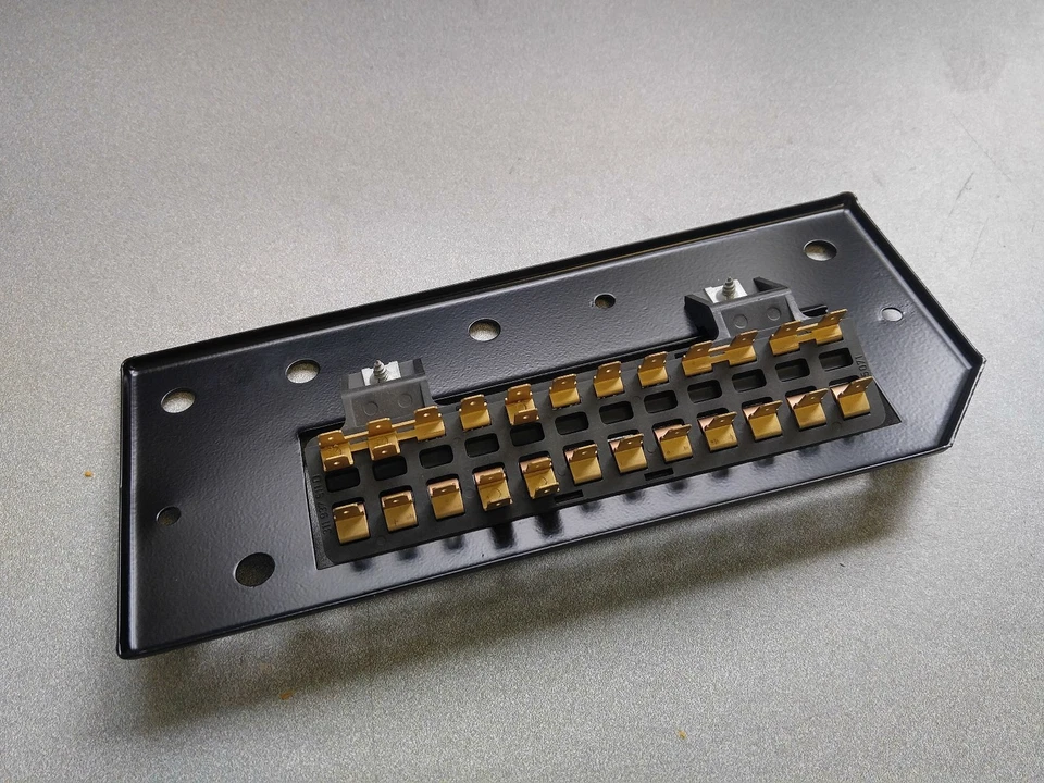 EXCELENTE CAJA DE FUSIBLES ORIGINAL ORIGINAL PORSCHE 914 CON SOPORTE DE MONTAJE NLA 4 Foto 3 de 4