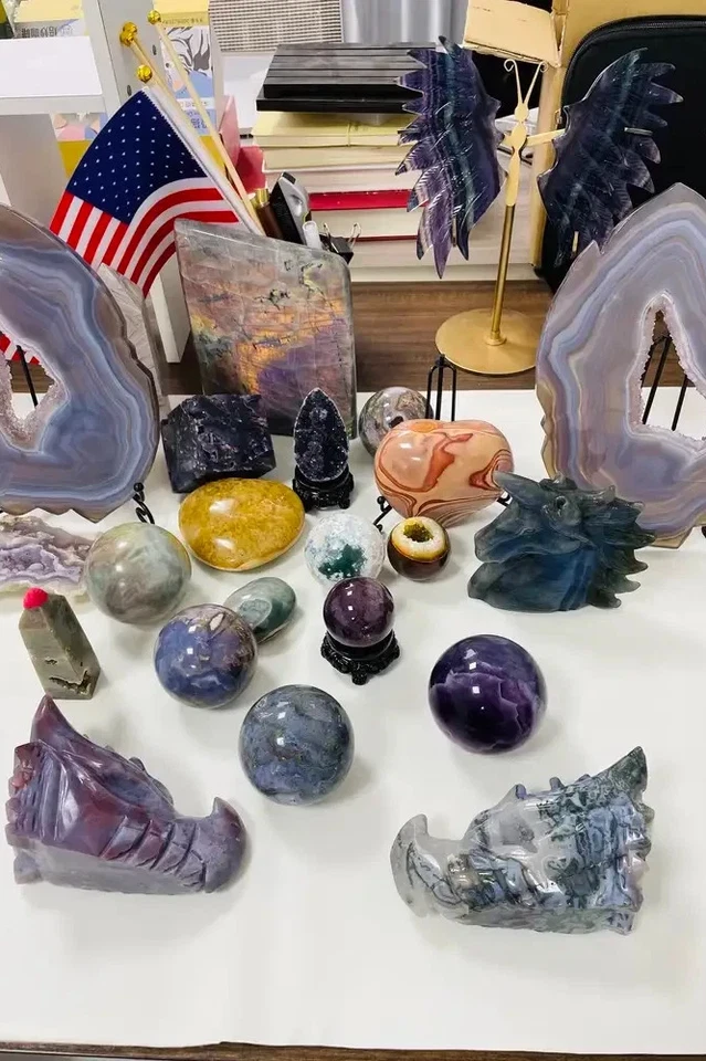 08-10-2025 Unique crystal pieceS carved by time, waiting for you to bid!