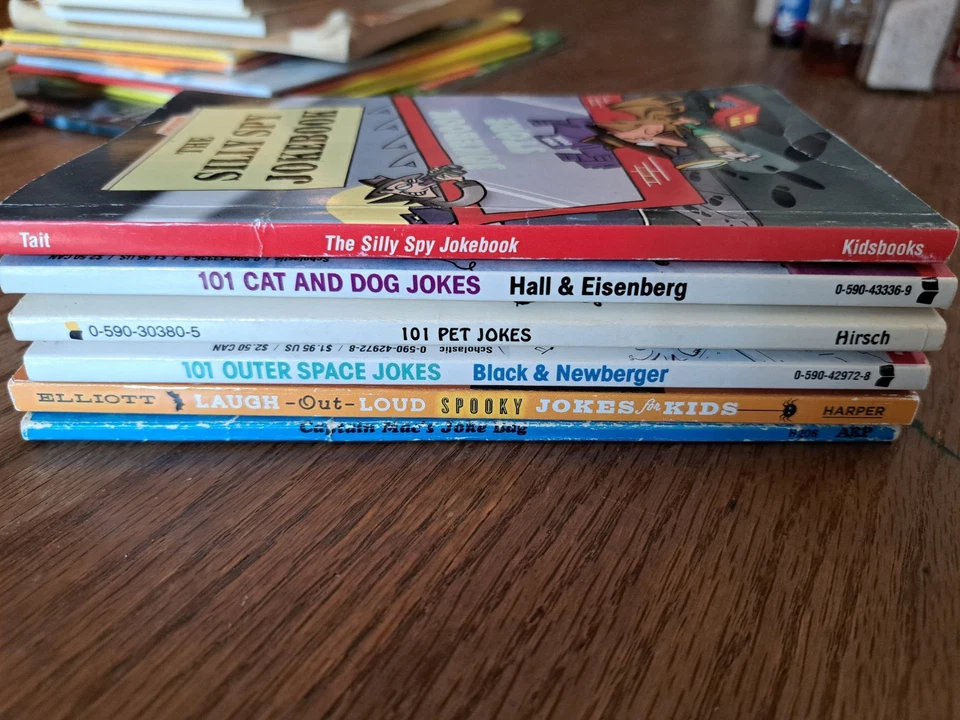 Lot of 6 Vintage SCHOLASTIC 101 JOKES Books Kids outer space, pets, spooky, spy - Image 3 of 4
