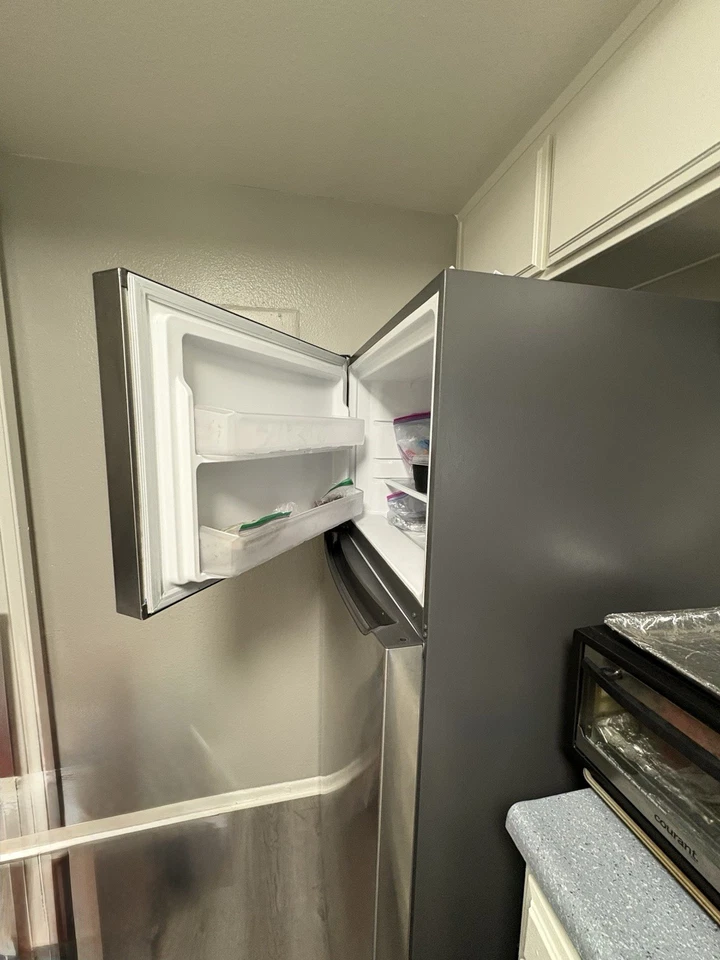 Refigerador con congelador superior, 21,5 Cu. Pies, estilo puerta estándar, acero inoxidable Foto 2 de 4