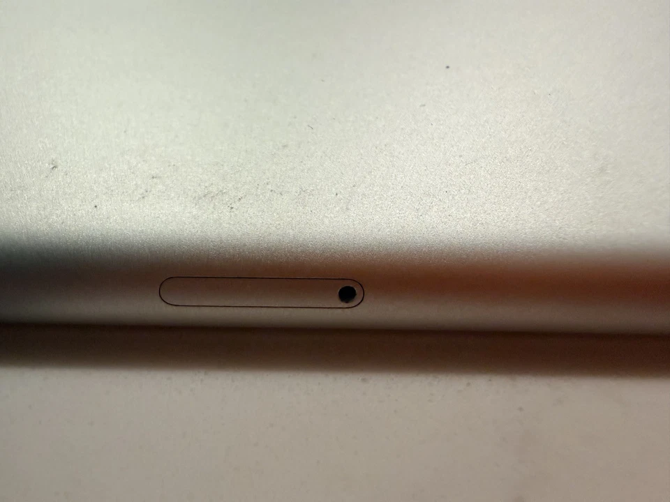 Apple iPad Mini 1st Gen. 32GB, Wi-Fi + Cellular.  7.9in - WHITE - Image 3 of 4