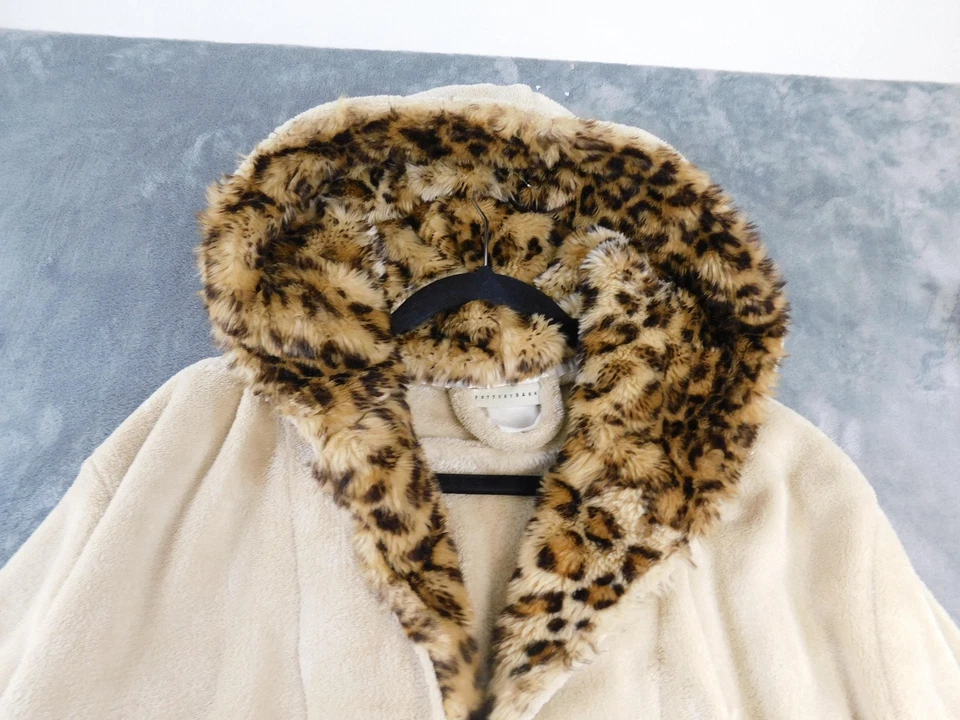 Bata Pottery Barn para mujer talla única beige con capucha piel sintética ribete de leopardo polar Foto 4 de 4