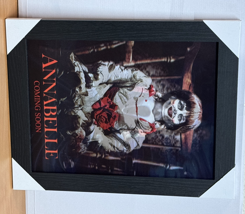 ANNABELLE ARTWORK INCORNICIATO 3D - ICONICO FILM HORROR DA COLLEZIONE - MUST-HAVE PER I FAN - Foto 5 di 10