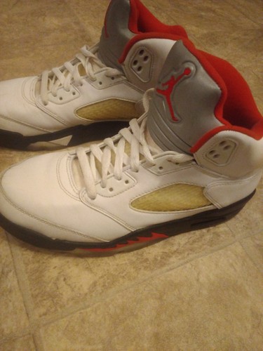 Size 9 - Jordan 5 Retro Fire Red Silver Tongue (2020) DA1911-102 - Picture 4 of 23