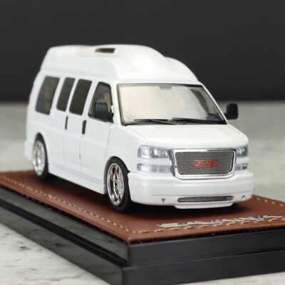 CR GOC 1:64 White GMC Savana Cutaway Van MPV RV Model Diecast