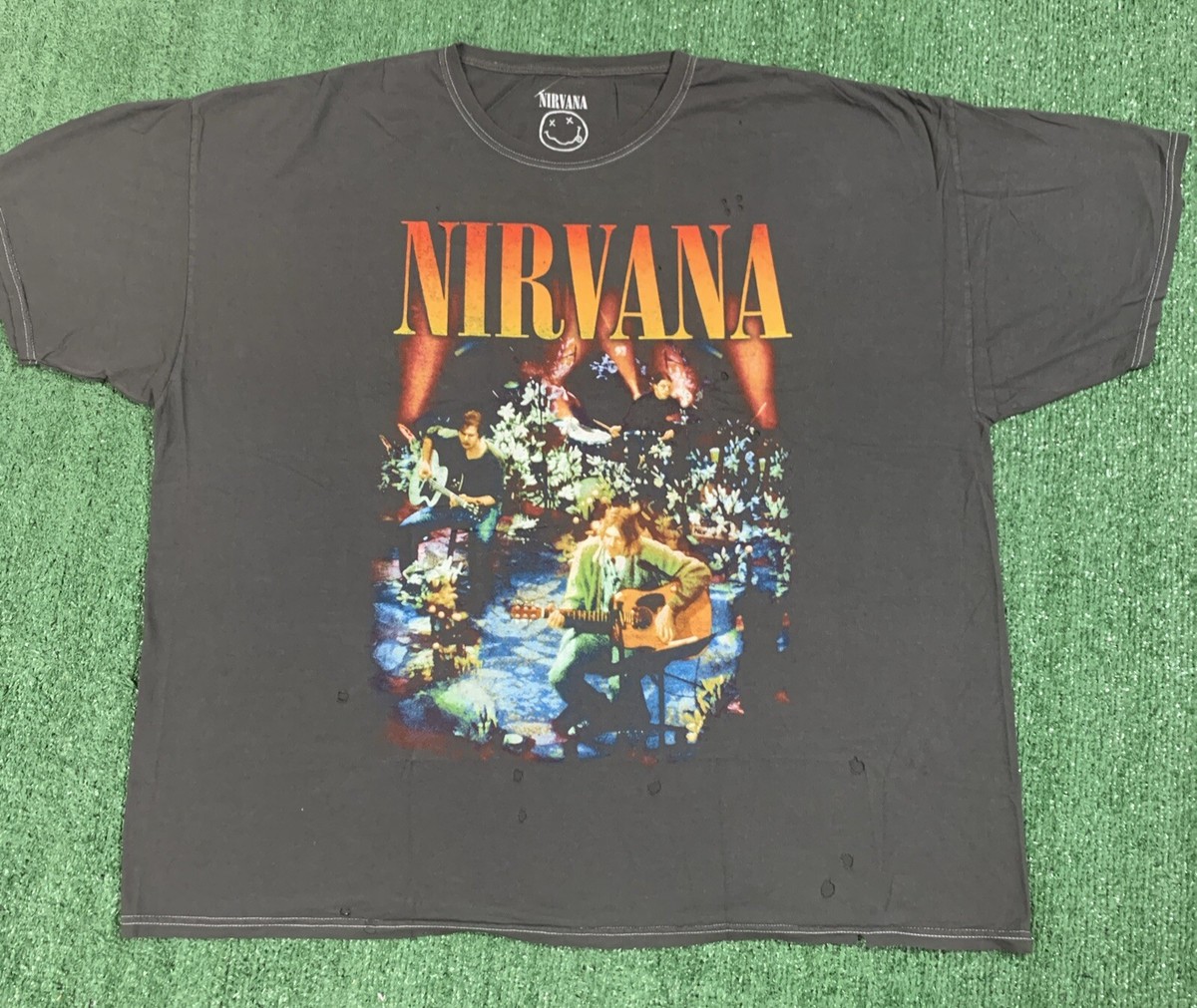 ★米国発*UrbanOutfitters*新作*Nirvana Unplugged Tシャツ★ Urban Outfitters Nirvana Unplugged Distressed T-shirt Sz O/S