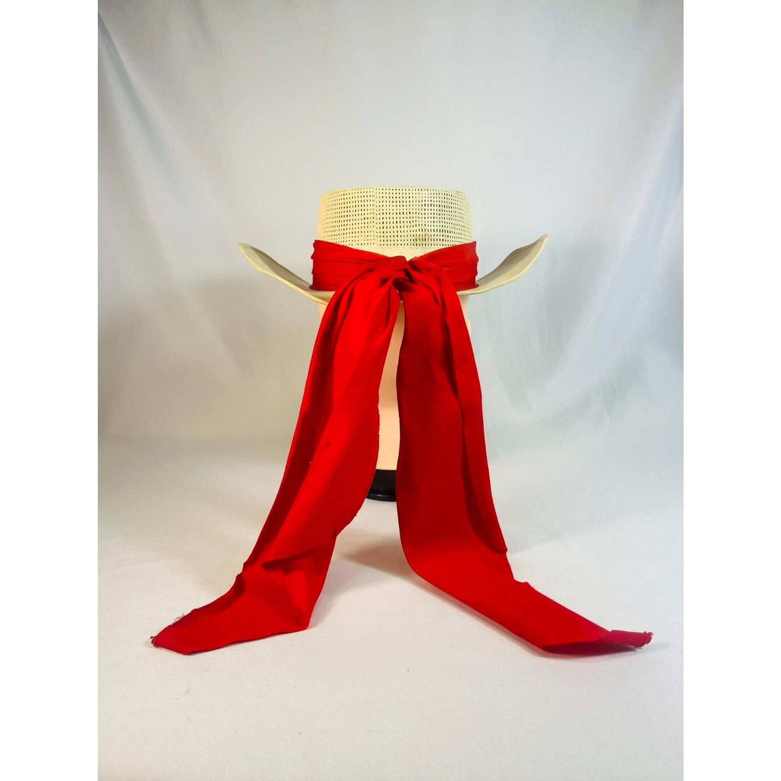 PONY Cappello vintage "La coda di cavallo" rivestito in paglia nastro rosso grande