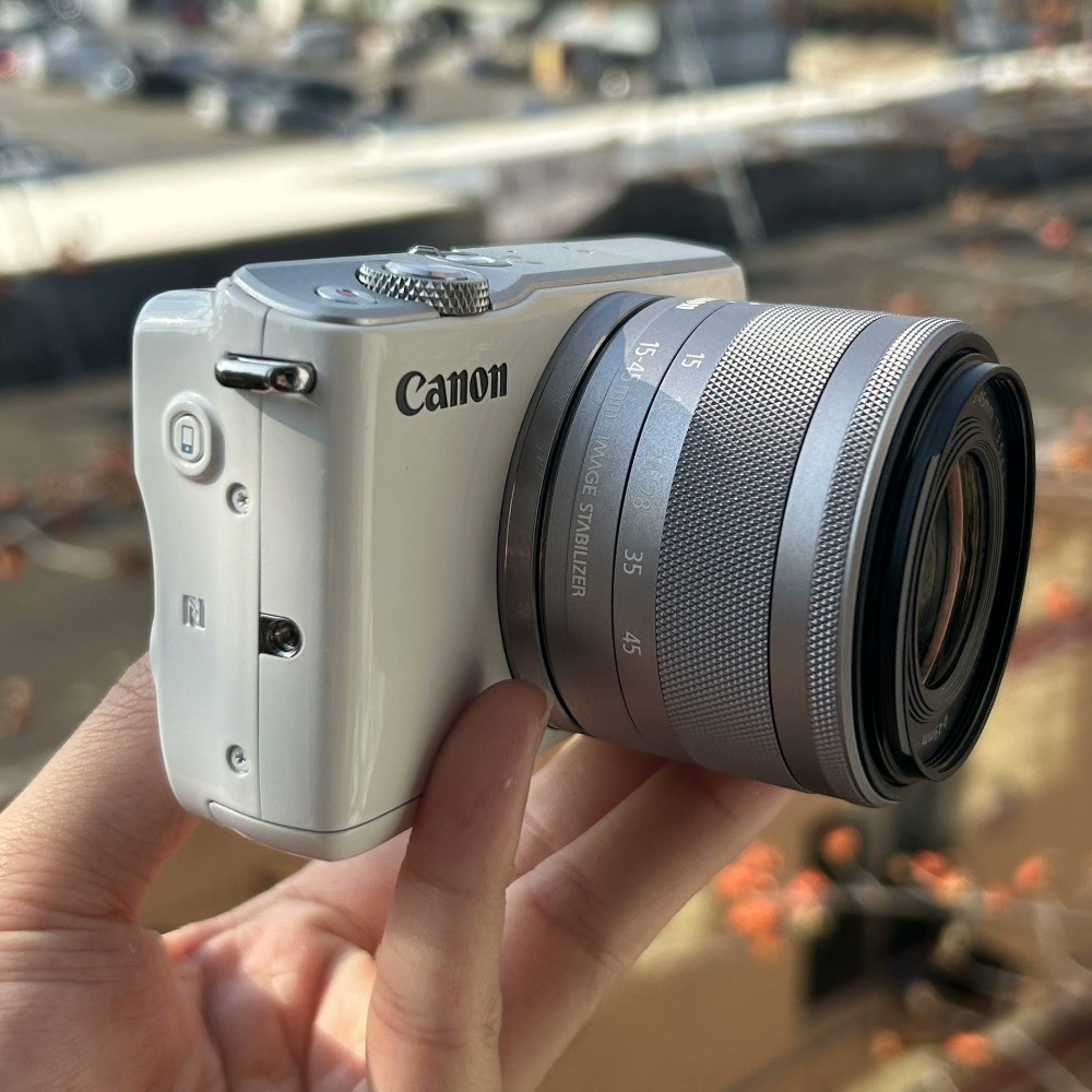 Canon EOS M10 Mirrorless Digital Camera with EF-M 15-45mm Lens