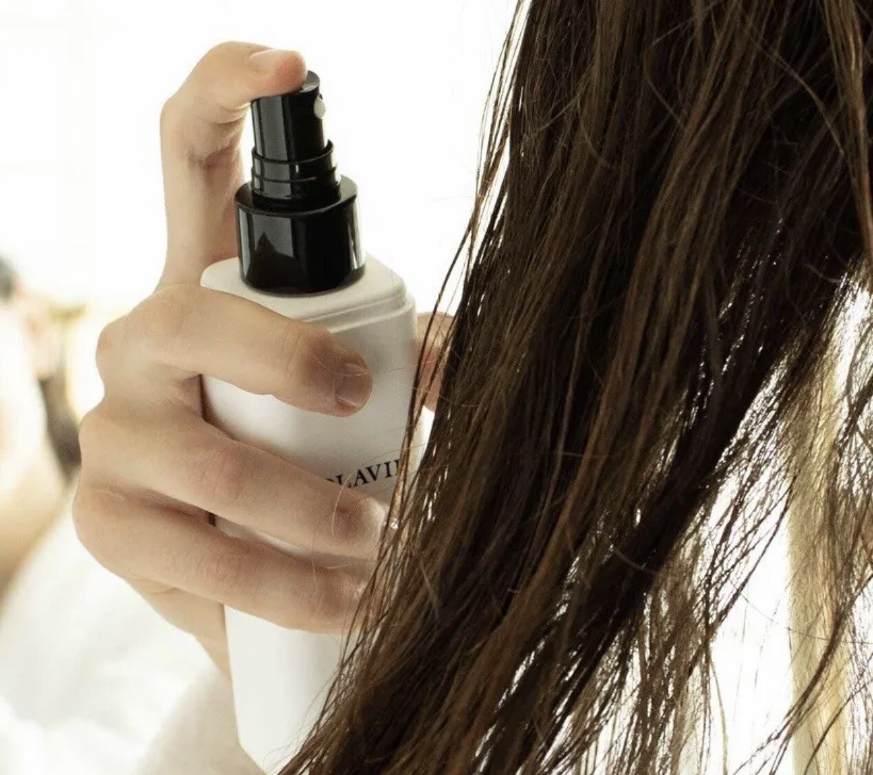 Jennifer Aniston Lolavie Glossing Detangler Lightweight Detangle Spray