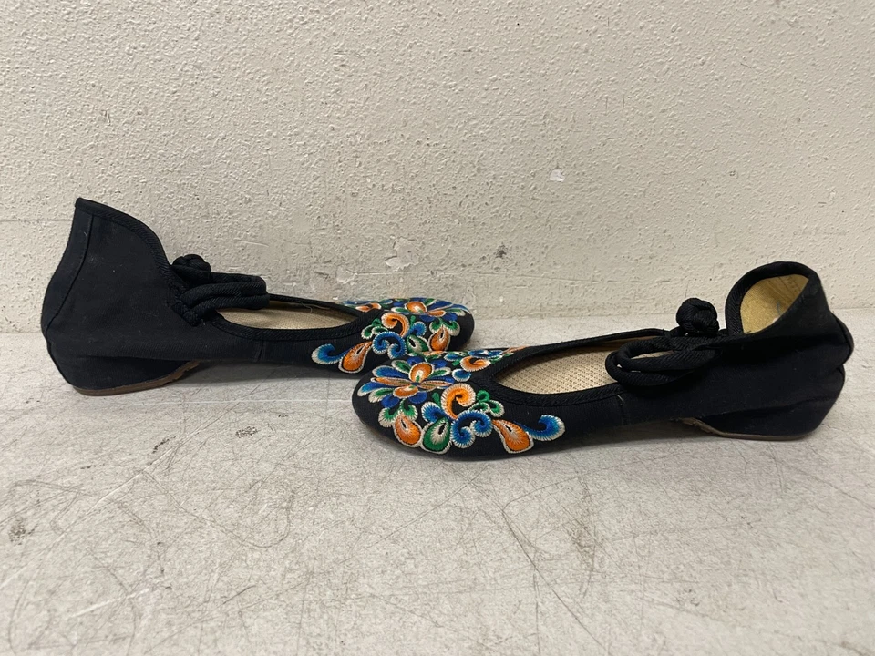 Zapatos florales multicolores bordados de tela china con correa para el tobillo para mujer Foto 2 de 4