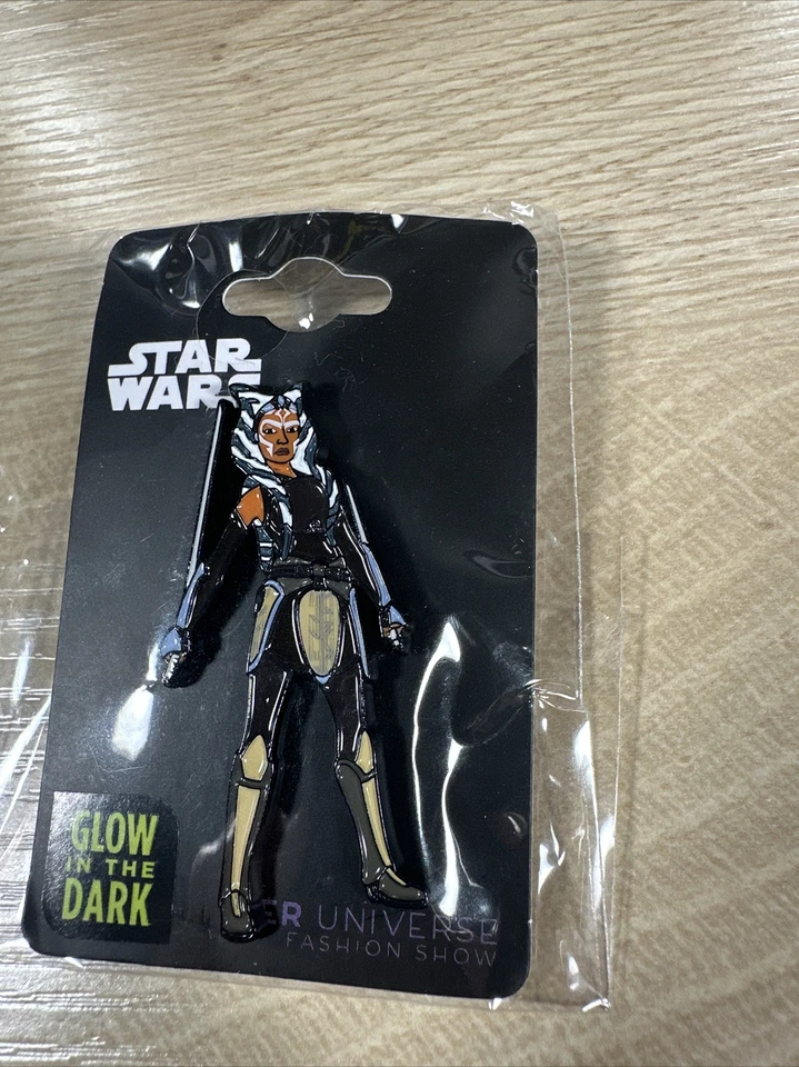 Prendedor Esmalte SDCC Star Wars Ahsoka Tano Su Universo Desfile de Moda Pin Guerras Clon Foto 2 de 3